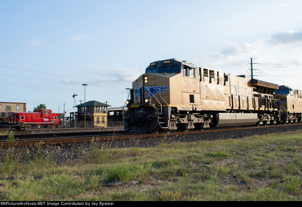 UP 2635 passes the Rosenberg Railroad Museum 